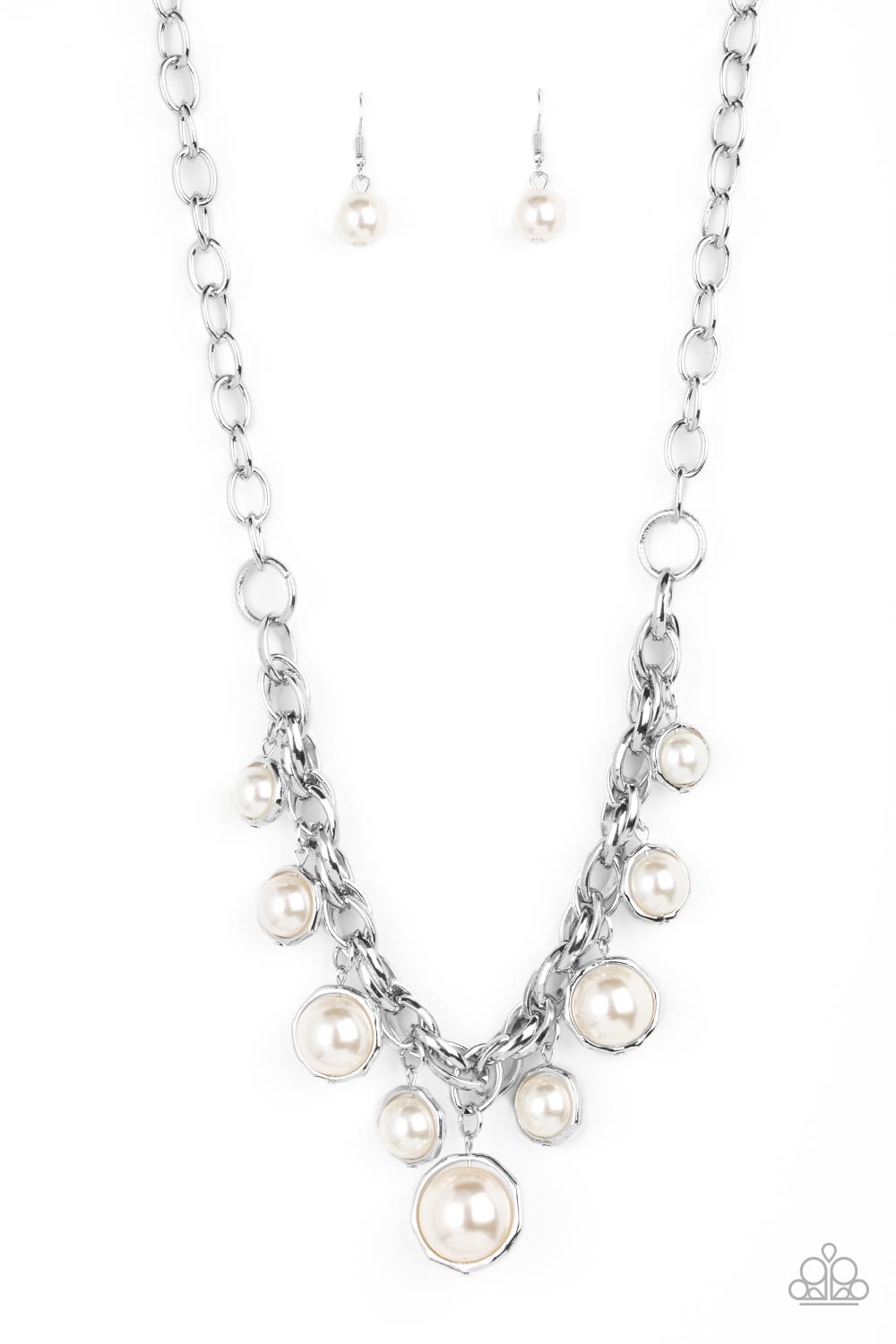 Revolving Refinement Pearl necklace